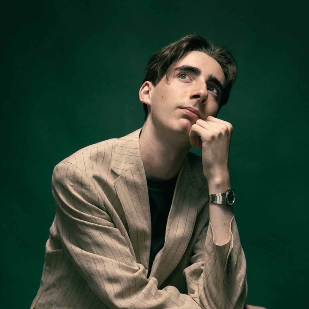 Raphaël Collard, portrait sur fond vert forêt