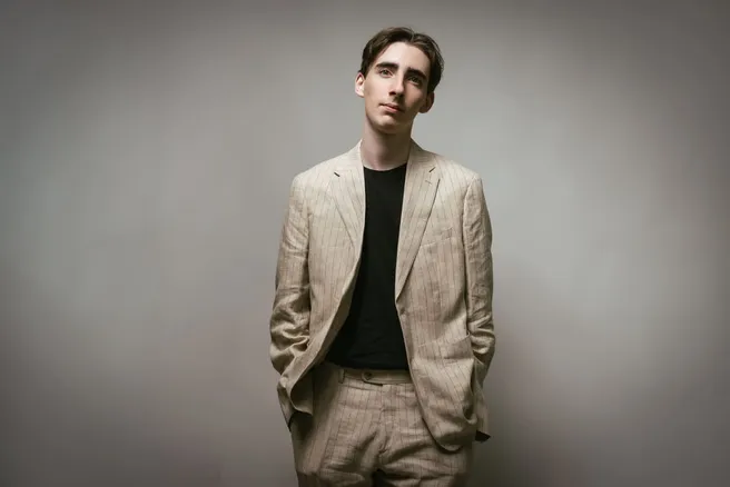 Raphaël Collard en costume beige, portrait studio